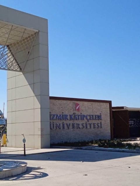 İzmir_Katip_Çelebi_Üniversitesi_Giriş_ve_Çıkış_Kapısı